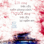 Em đứng trên cầu ngắm phong cảnh, người đứng trên lầu lại ngắm em